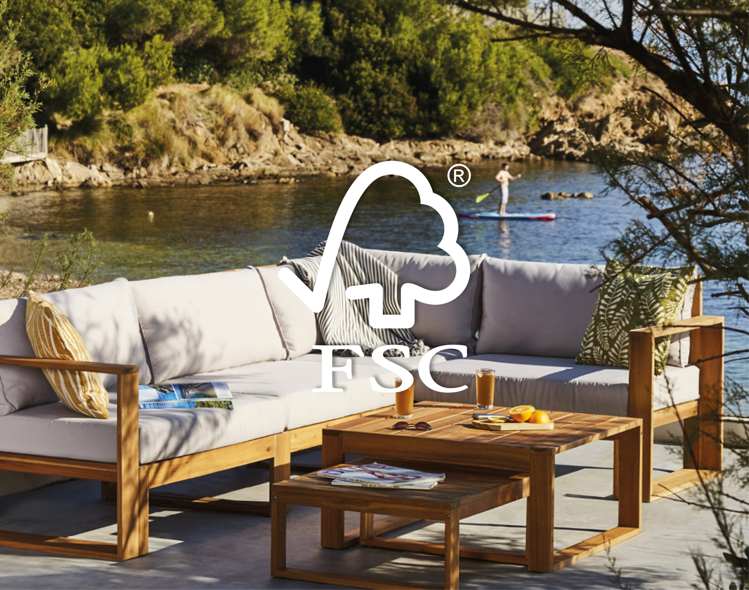 Mobilier de jardin en bois avec logo FSC qui illustre l'engagement