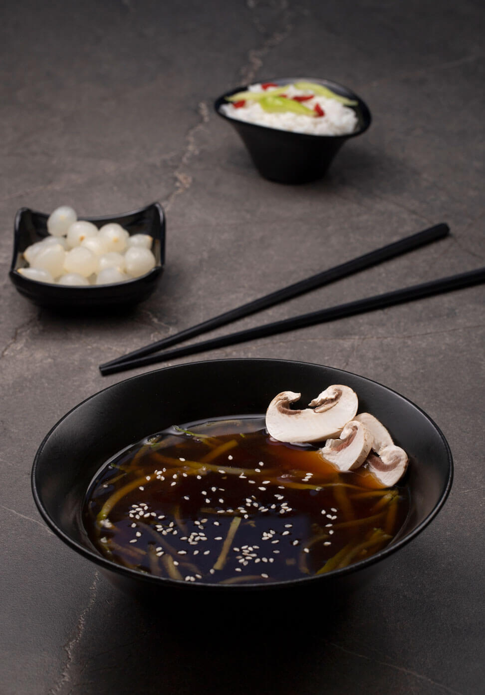 Soupe miso dans bol avec baguettes