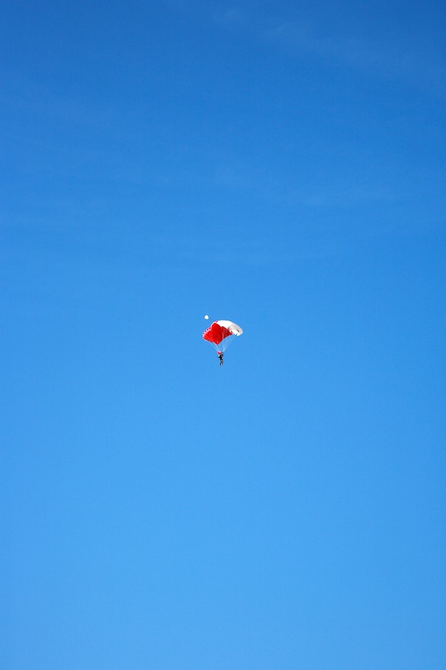 Parachute au milieu du ciel bleu