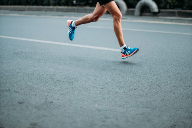 Zoom sur les jambes d'un coureur