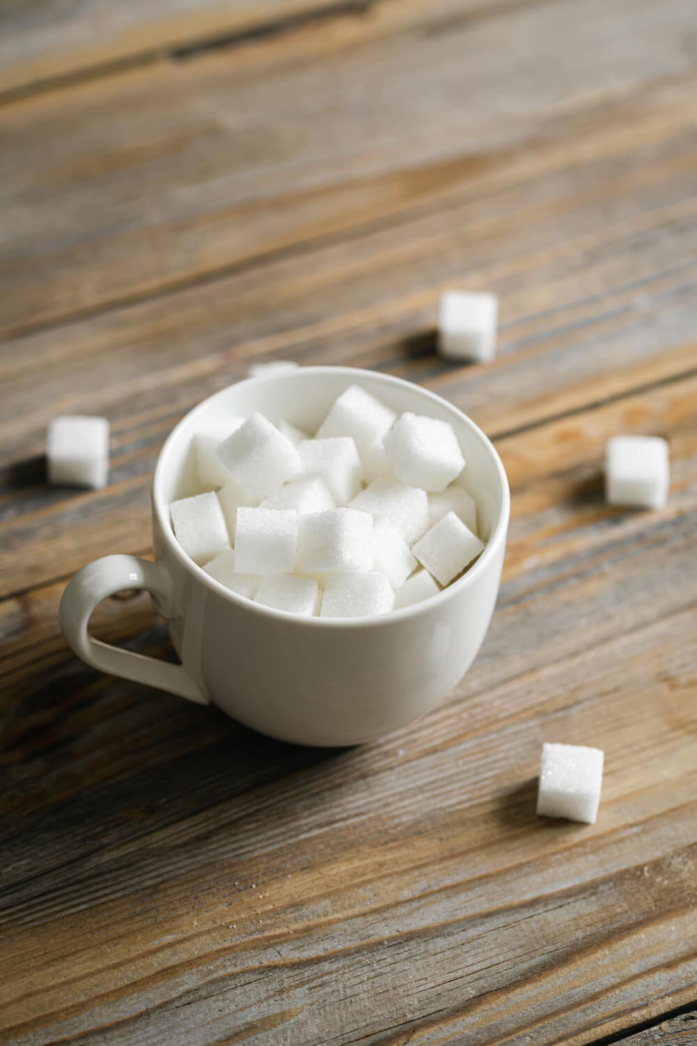 Tasse avec morceaux de sucre